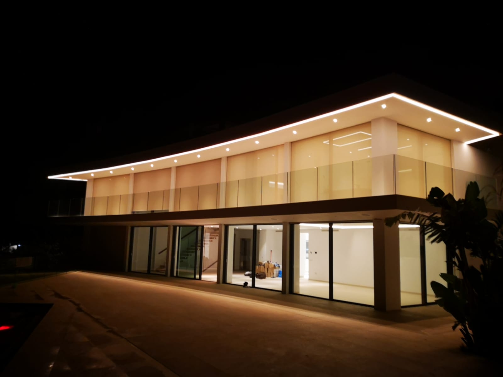 Villa bei Nacht beleuchtet
